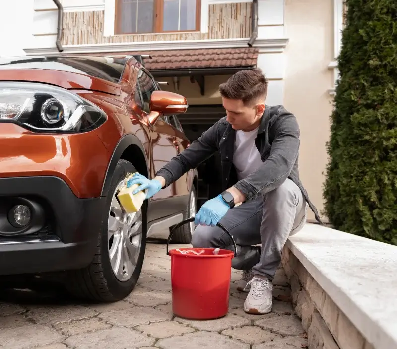 Lavage auto à domicile Castaignos-Souslens : professionnel intervenant sur un véhicule